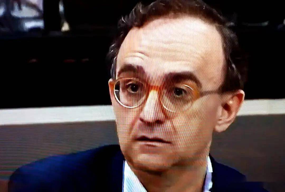 谁也没想到，辽宁男篮这场输球的“导火索”，根本不是手感冰凉，而是从第一节开球那一刻起，组织后卫就彻底消失了！赵继伟14投1中、三分7中1，表面看是手冷，可老辽篮球迷一语道破：他整场没发起一次像样的挡拆配合，没叫过一个战术掩护，没送出一次快攻分球，更别提策应串联，球到手就是干，传一次算客气，...